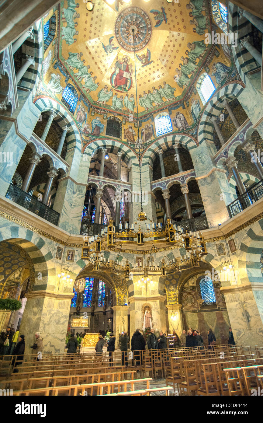 La catedral de Aquisgrán - Capilla Palatina y Barbarroja araña de bronce,  Aachen, Alemania Fotografía de stock - Alamy