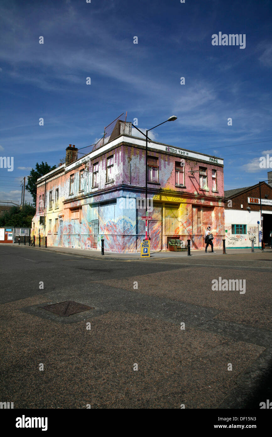 Pintado con pintura en aerosol edificio abandonado, anteriormente el señor Napier pub, sobre blanco Post Lane, Hackney Wick, London, UK Foto de stock