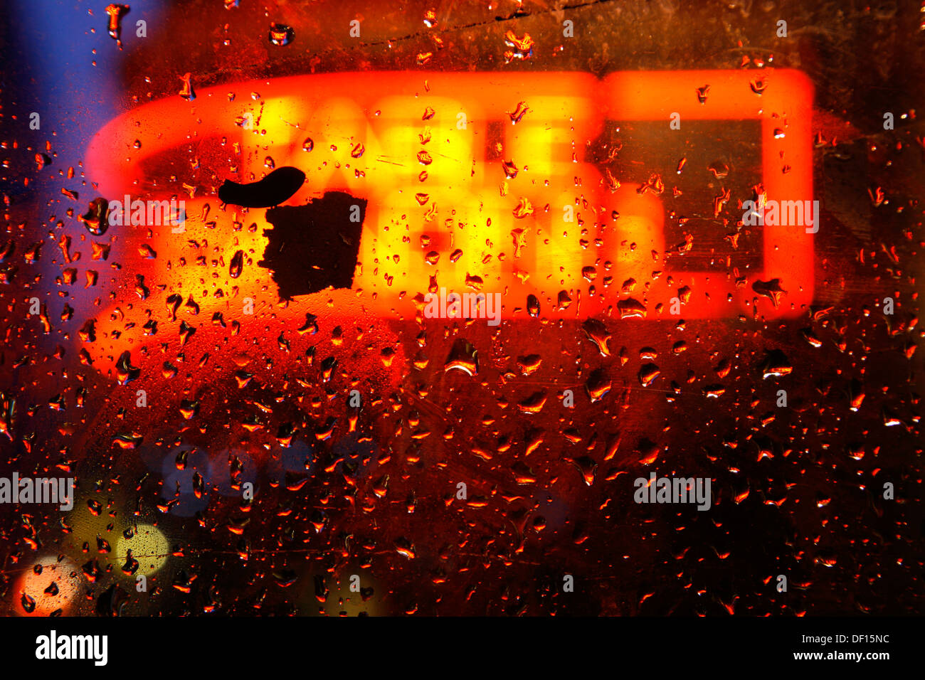 Vista a través del cuadro telefónico de lluvias Molino club internacional en gran Windmill Street, Soho, London, UK Foto de stock