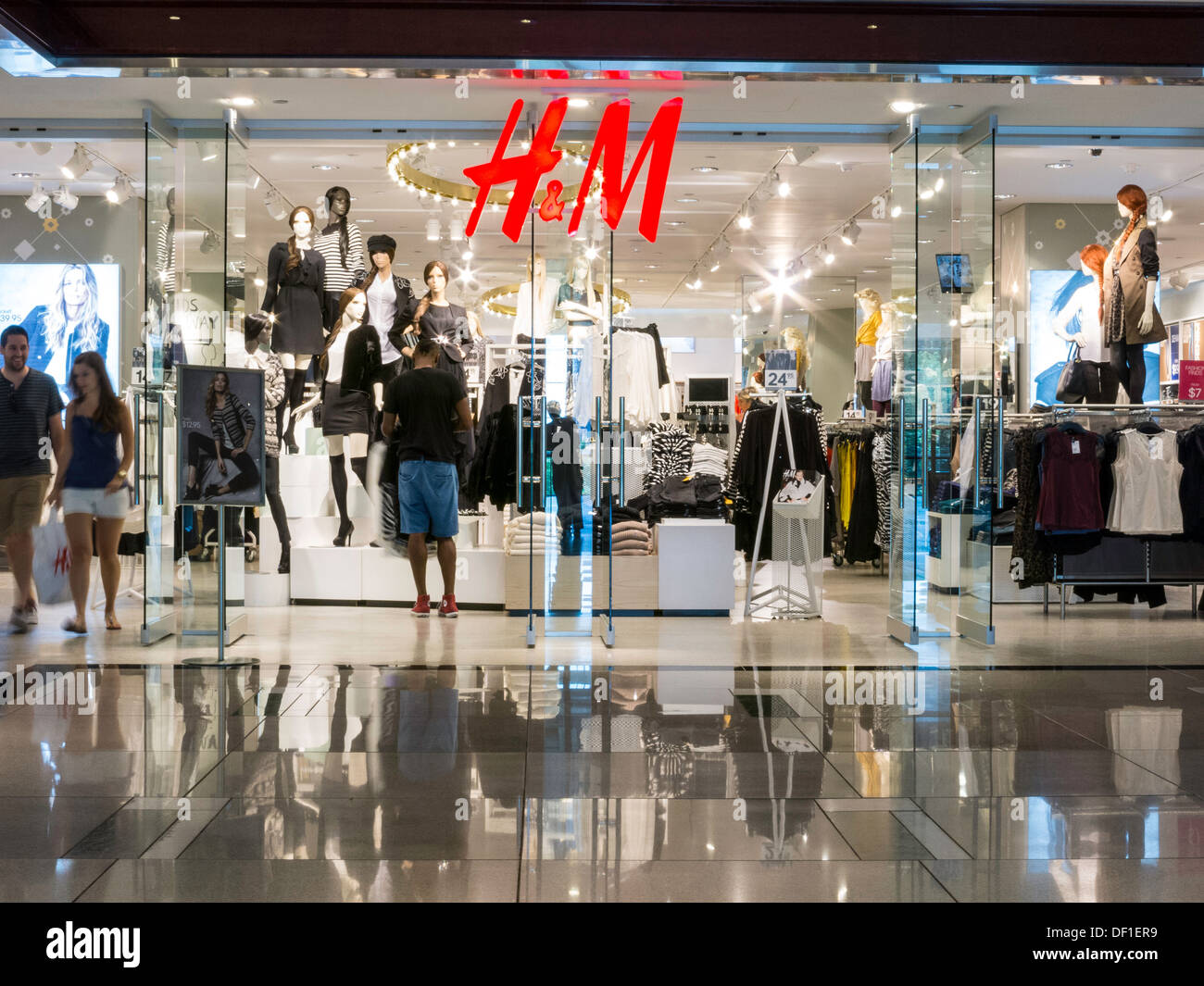 H&m logo shop fotografías e imágenes de alta resolución - Página 10 - Alamy