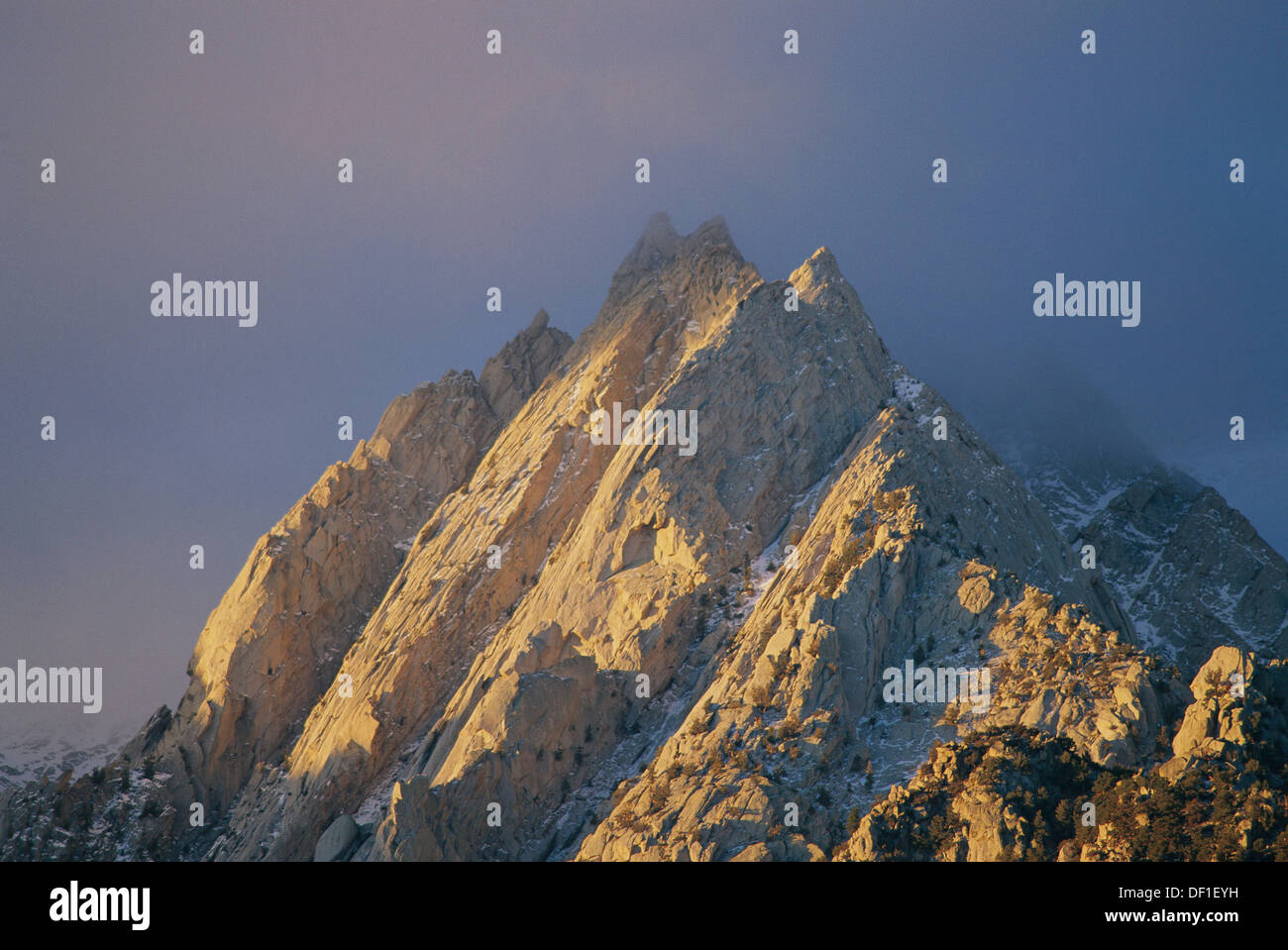 Alba Luz sobre Lone Pine Peak, Inyo NF. Las Montañas de Sierra Nevada, California. Ee.Uu. Foto de stock