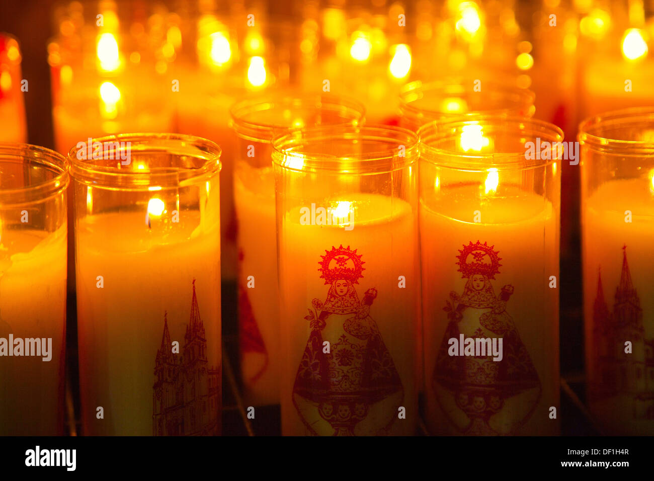 la-basilica-de-la-virgen-de-covadonga-velas-a-la-virgen-cangas-de-onis-consejo-region-oriente-los-picos-de-europa-asturias-df1h4r.jpg