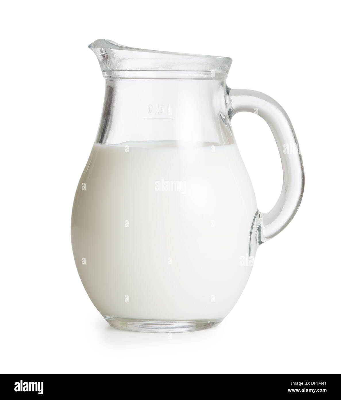 Jarra de cristal o la jarra de leche aislada. Trazado de recorte sin sombras está incluido. Foto de stock