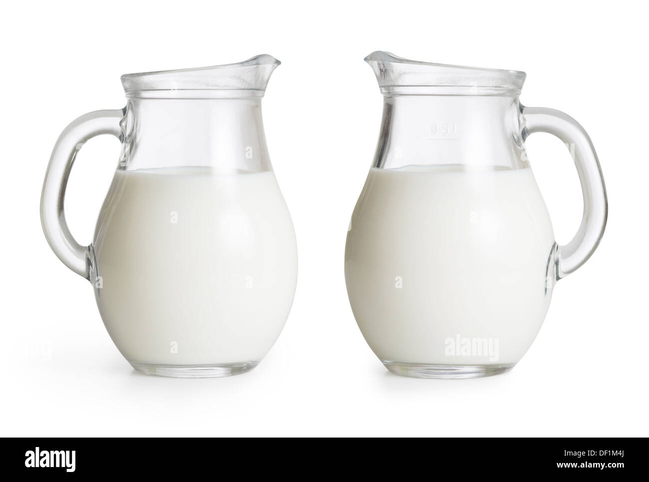 Conjunto de jarras de leche de vidrio aislados. Trazado de recorte sin sombras está incluido. Foto de stock
