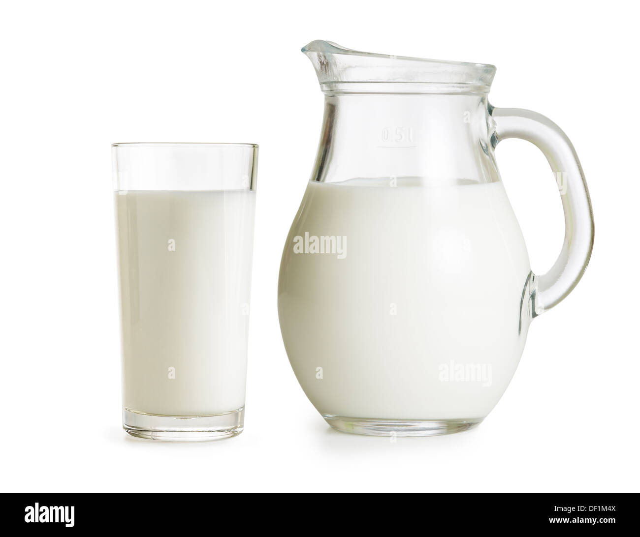 Jarra de leche y vidrio sobre fondo blanco. Foto de stock