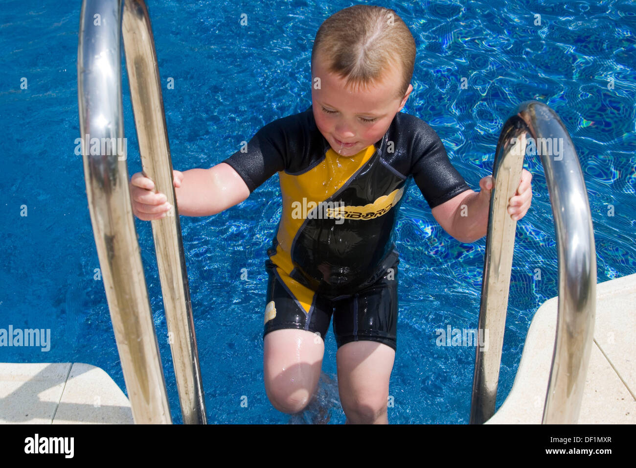 Niño de 4 años de salirse de la piscina; fuera, vistiendo un traje de  neopreno Fotografía de stock - Alamy
