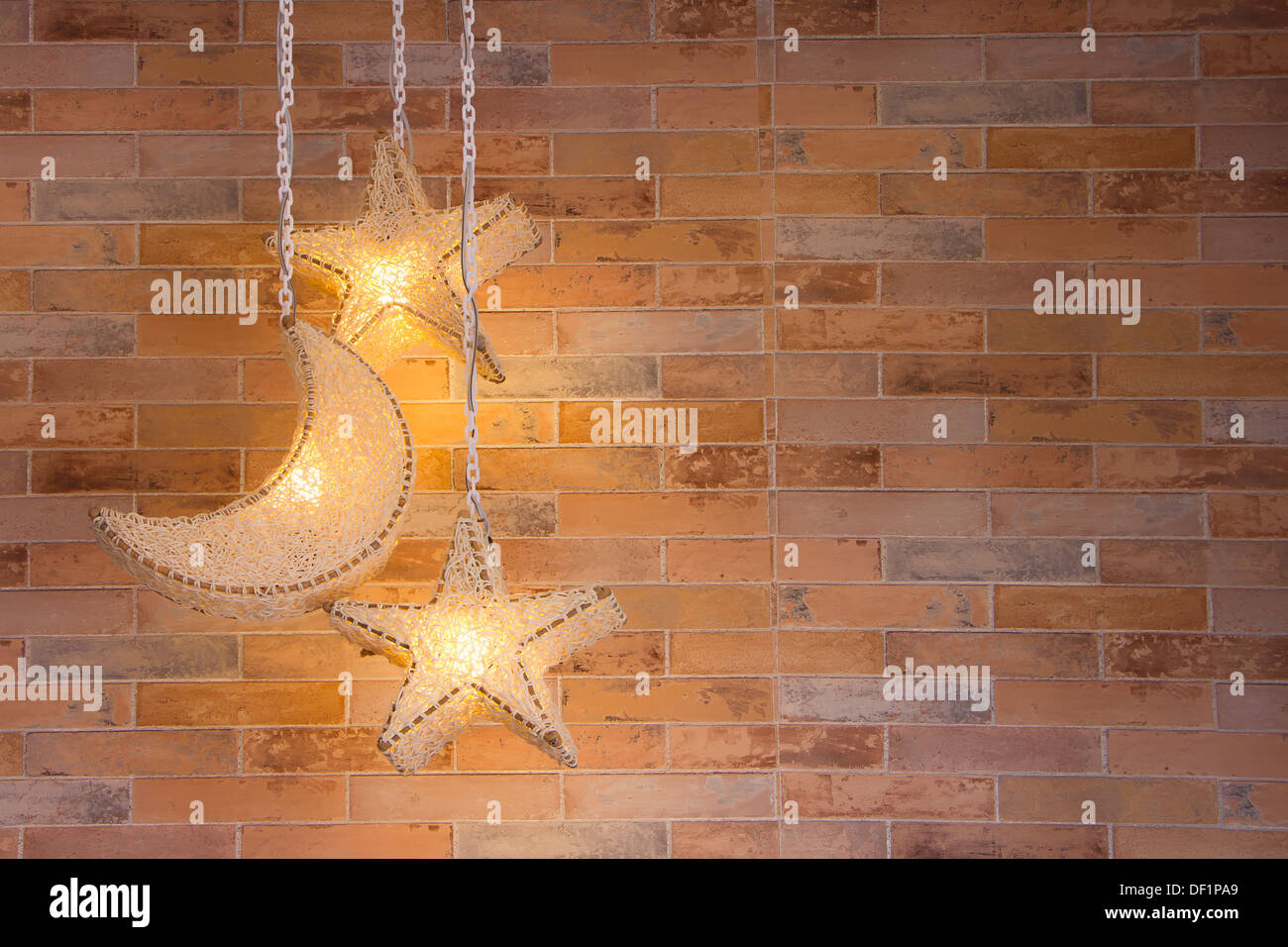 Estrella y luna lámpara con pared de ladrillo. Foto de stock