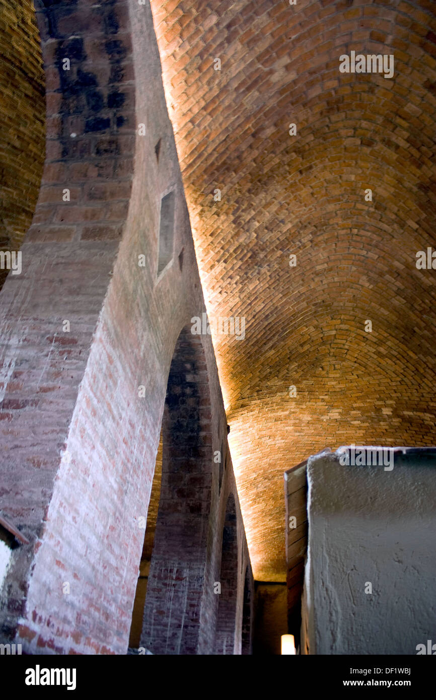 Los techos abovedados de ladrillo y los arcos del acueducto. Foto de stock