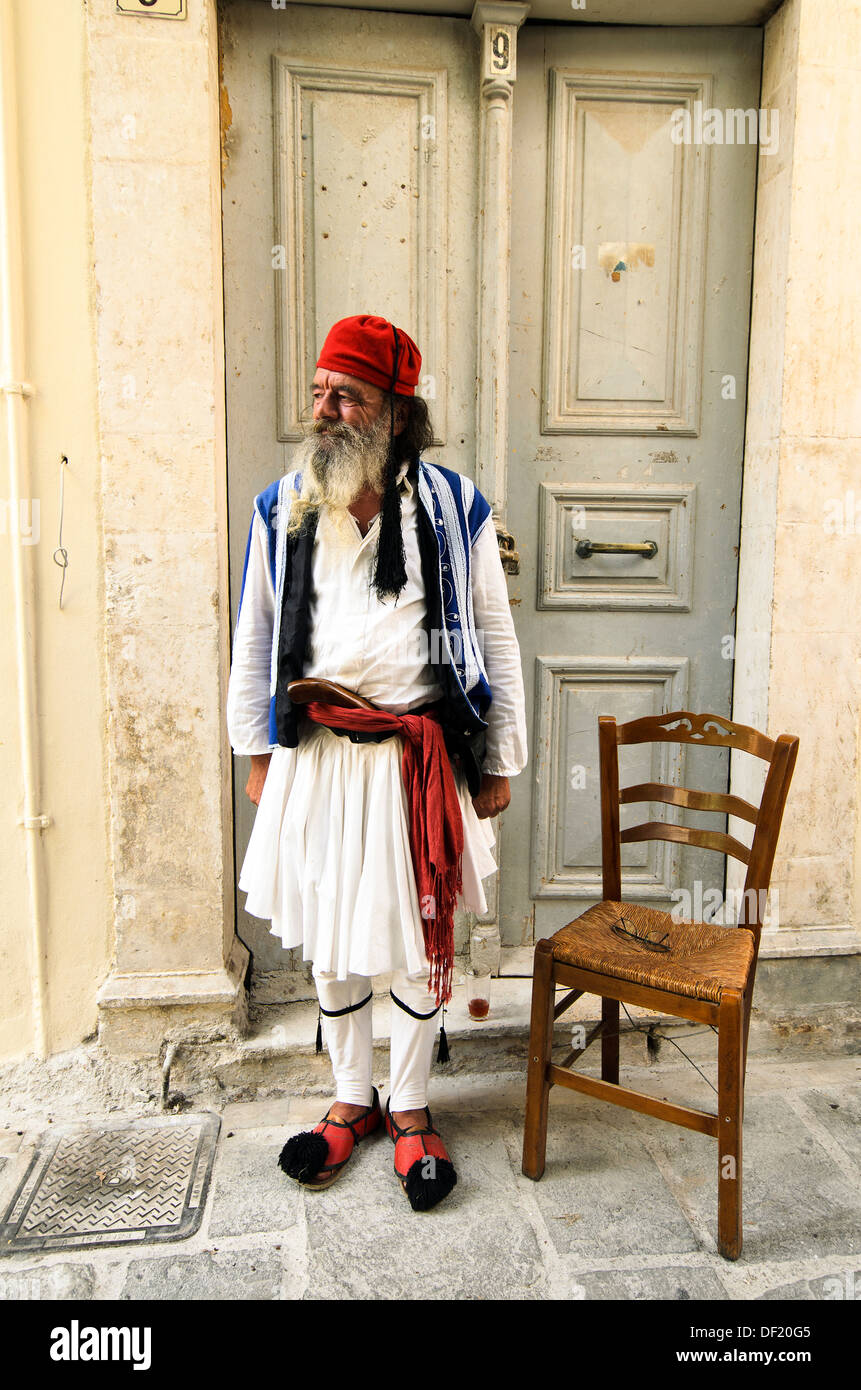 El hombre griego vestido como un guardia evzone en Rethymno, Creta, Grecia  Fotografía de stock - Alamy