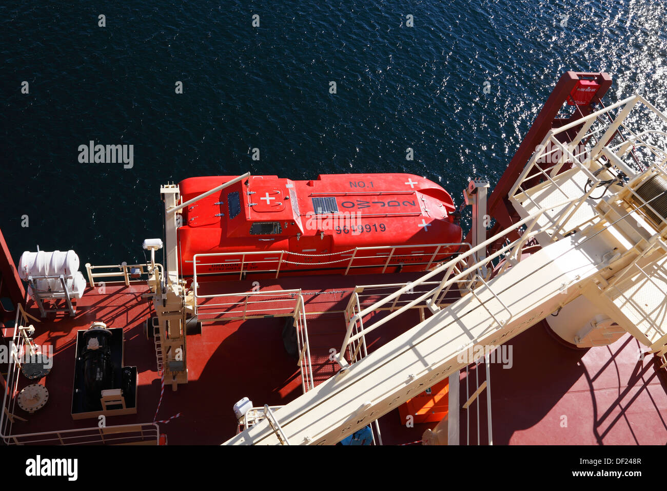 Bote Salvavidas y estructuras en la Triple-E majestuoso Maersk mientras en Copenhague para la ceremonia de nombramiento oficial. Foto de stock