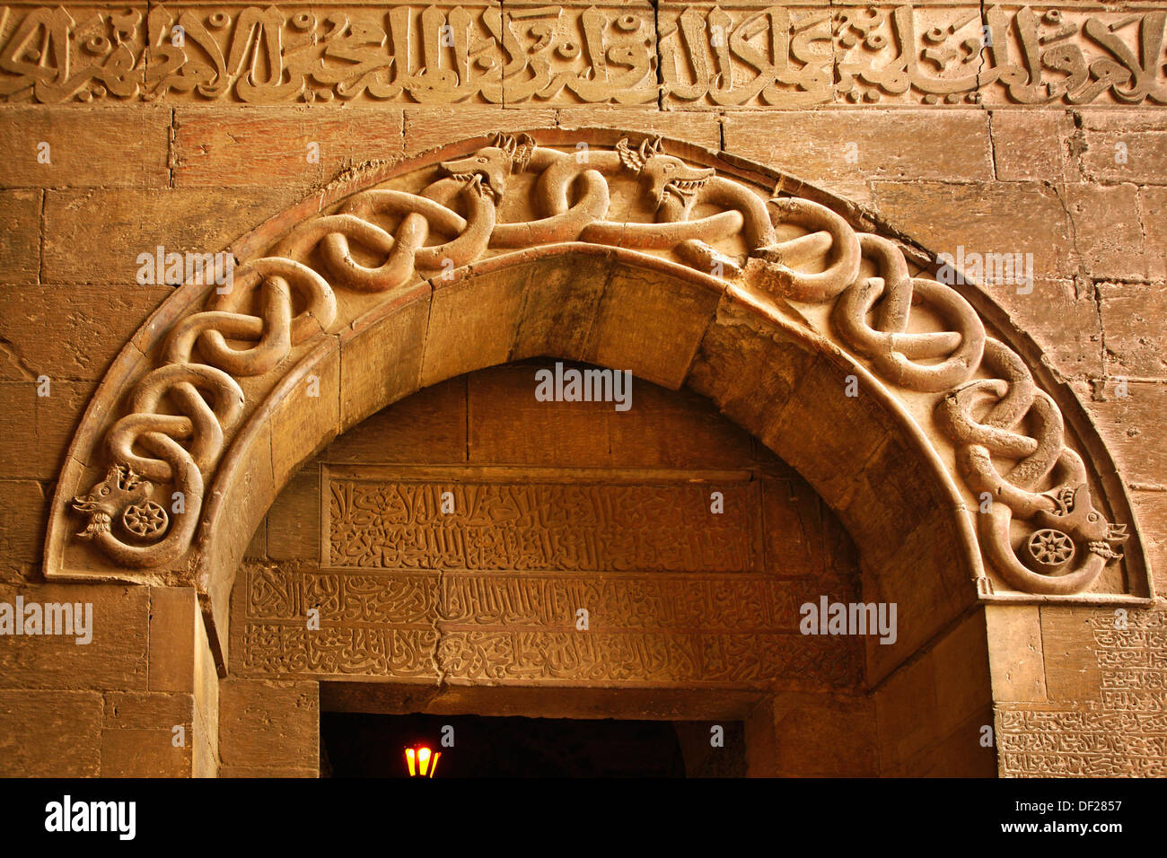 Detalle de la puerta de las dos serpientes en el interior de la Ciudadela fort, Aleppo, Siria Foto de stock