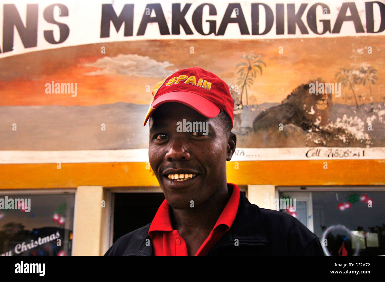 Hombre en una gasolinera con una gorra de España (ganador de la Sudáfrica  2010 FIFA World Cup), Gweta, Botswana Fotografía de stock - Alamy