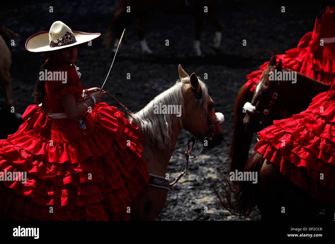 Una hembra amazon rider vistiendo un vestido rojo prácticas antes de una  escaramuza en la feria nacional de los Charros lienzo,en la Ciudad de  México Fotografía de stock - Alamy
