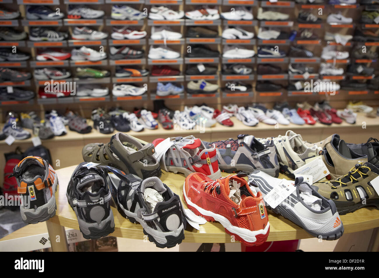 Sneakers. Tienda de ropa deportiva. Elgoibar, Gipuzkoa, Euskadi. España  Fotografía de stock - Alamy