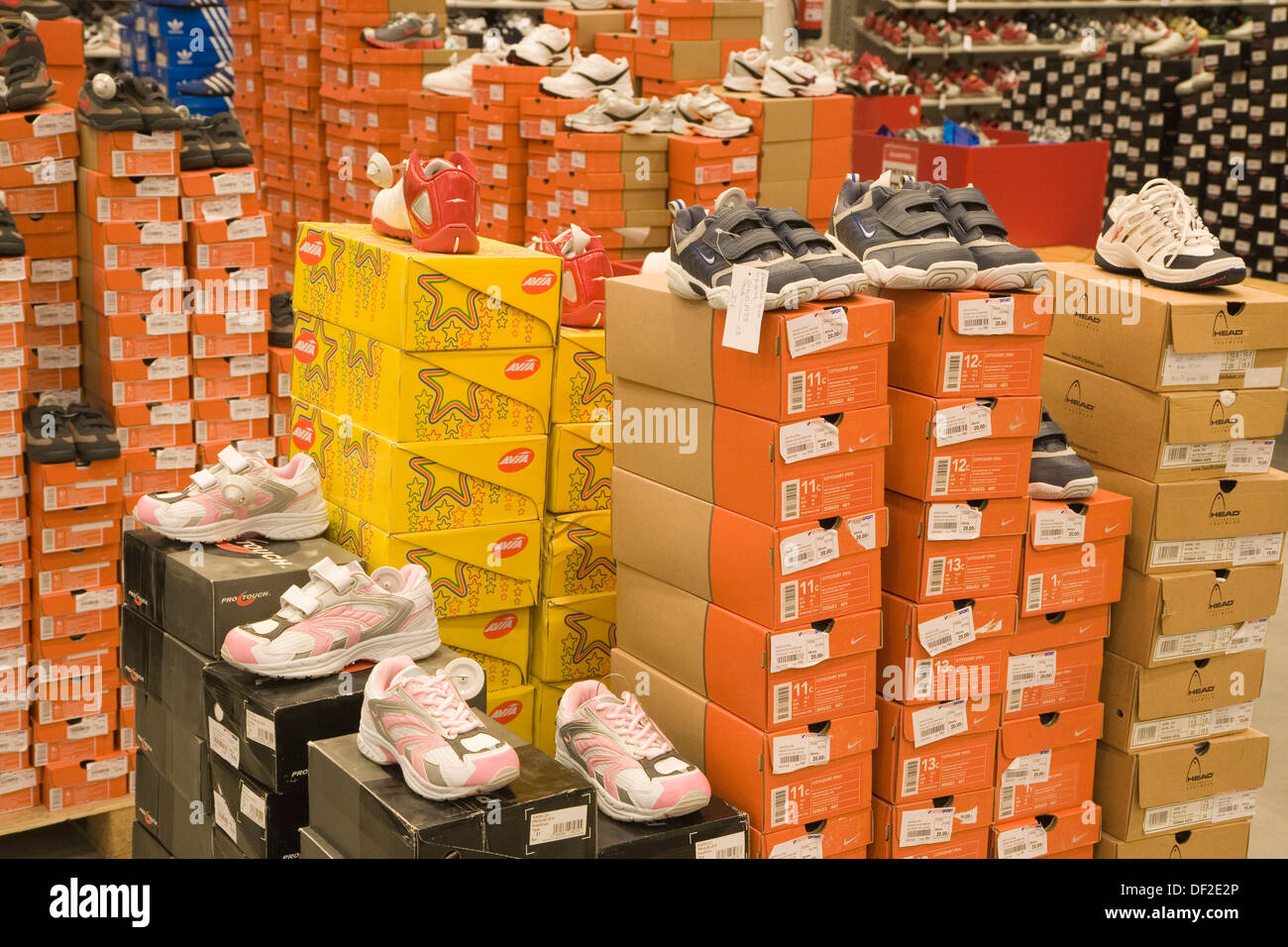 Tienda de zapatillas de deporte. Outlet, liquidación Fotografía de stock -  Alamy