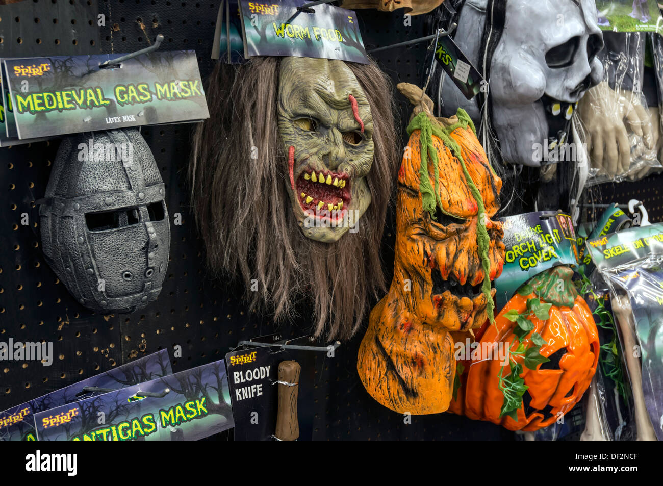 Spooky, vacaciones de Halloween máscaras de monstruos, demonios y espíritus  necrófagos colgado en la tienda Fotografía de stock - Alamy