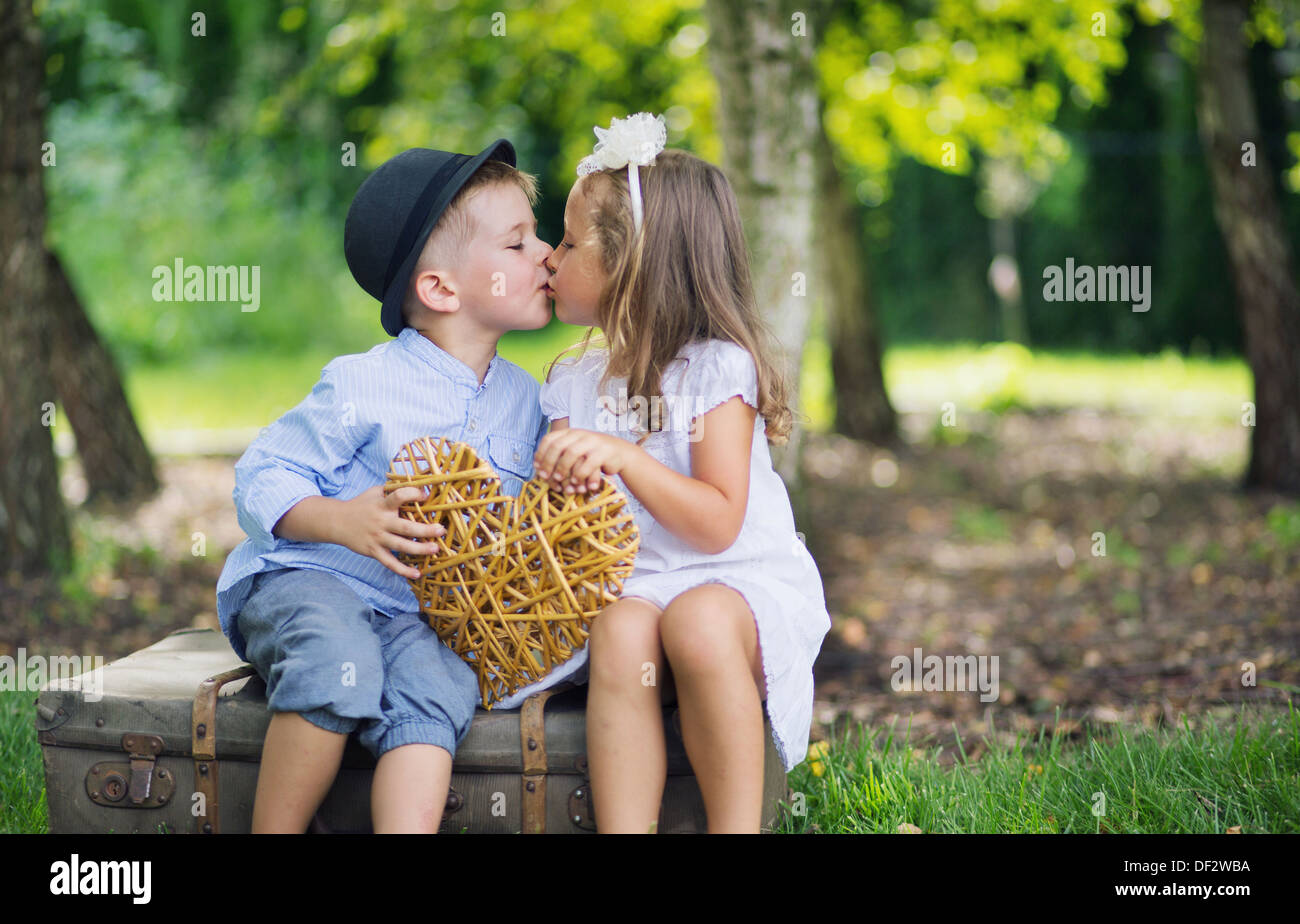 Imagen fina de dos lindos Niños besos mutuamente Foto de stock