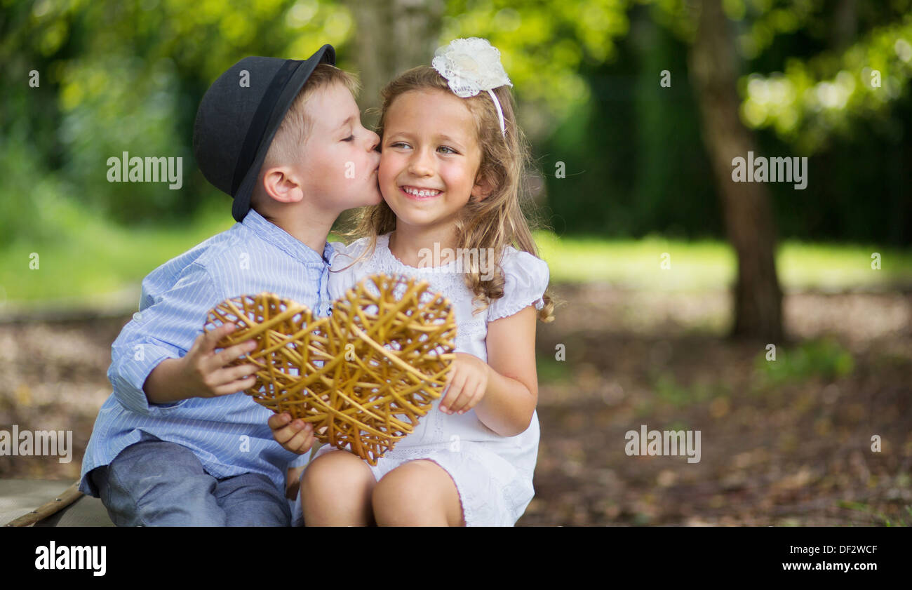 Gran Retrato de dos niños besos lindo Foto de stock