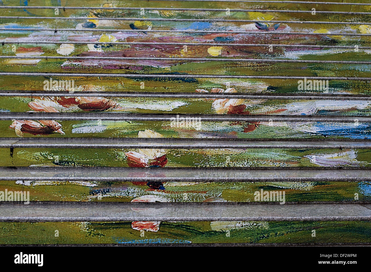 La parte vertical de la escalinata de la entrada principal de la Albertina están pintados de publicidad de su exposición más reciente Foto de stock