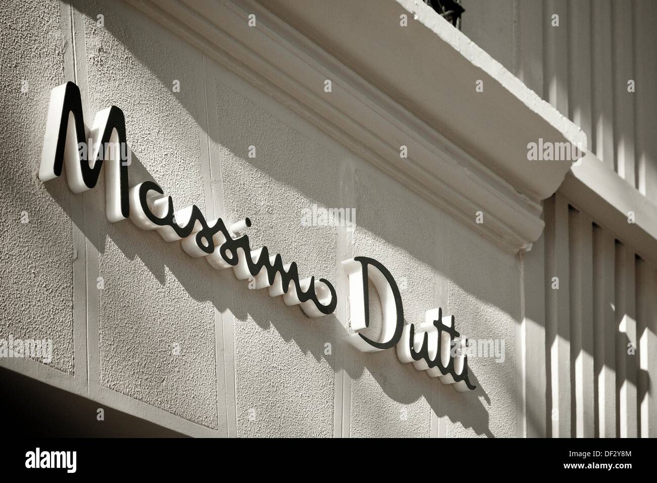 La tienda de Massimo Dutti en la calle Serrano, Madrid, España Fotografía  de stock - Alamy