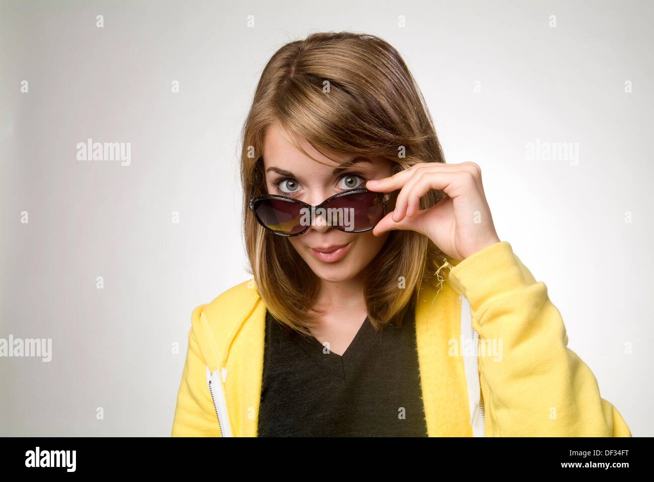 Ni a de 13 a os con gafas de sol en studio retrato Fotograf a de