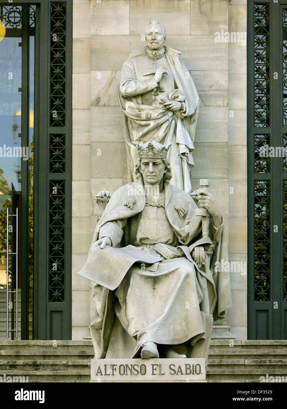 Detalles de la fachada de la Biblioteca Nacional, Madrid. España Foto de stock