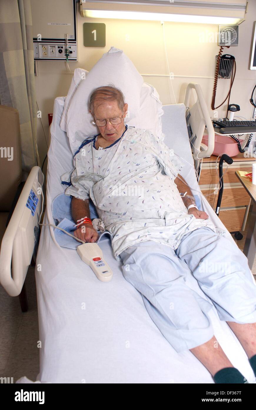 Paciente en cama de hospital Fotografía de stock - Alamy