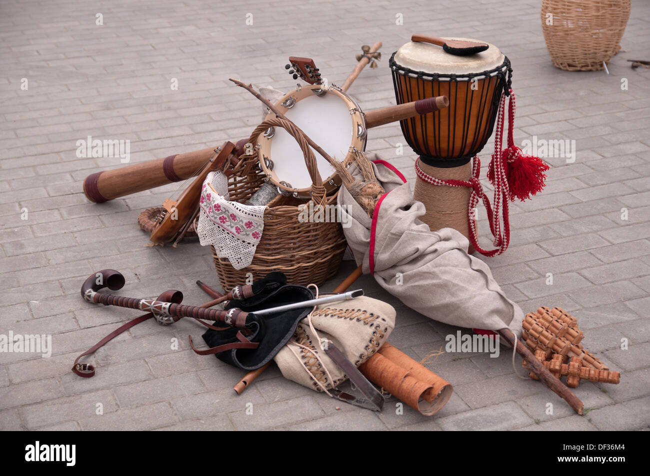 Instrumentos musicales en las baldosas del suelo Fotografía de stock - Alamy