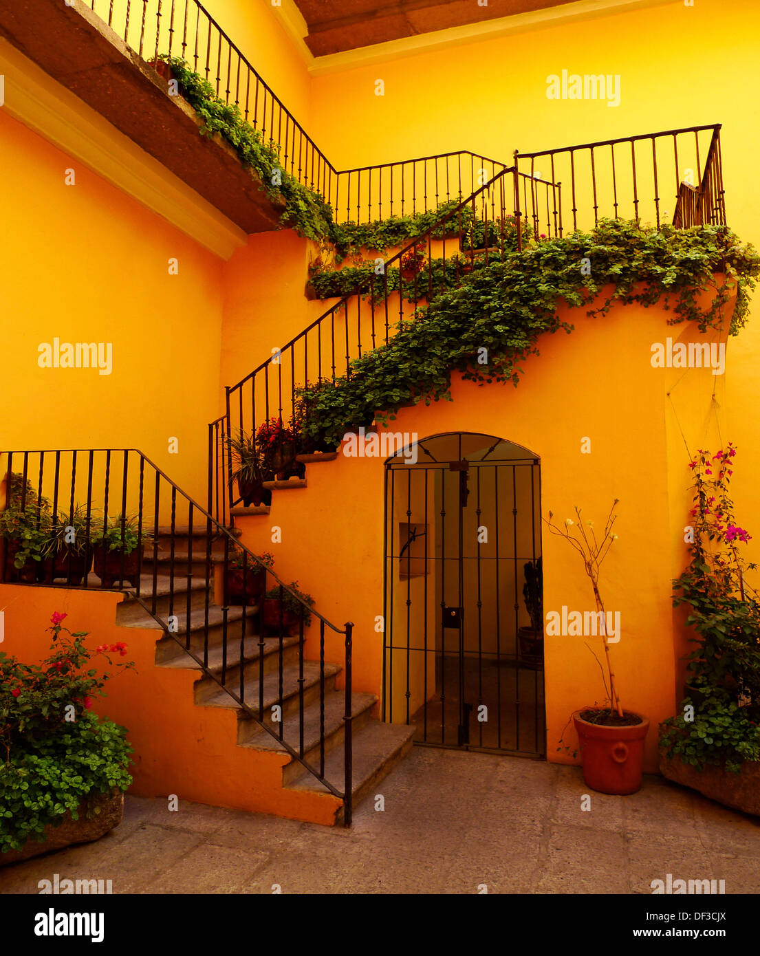 La Casa de los muñecos del patio. Puebla, México Fotografía de stock - Alamy
