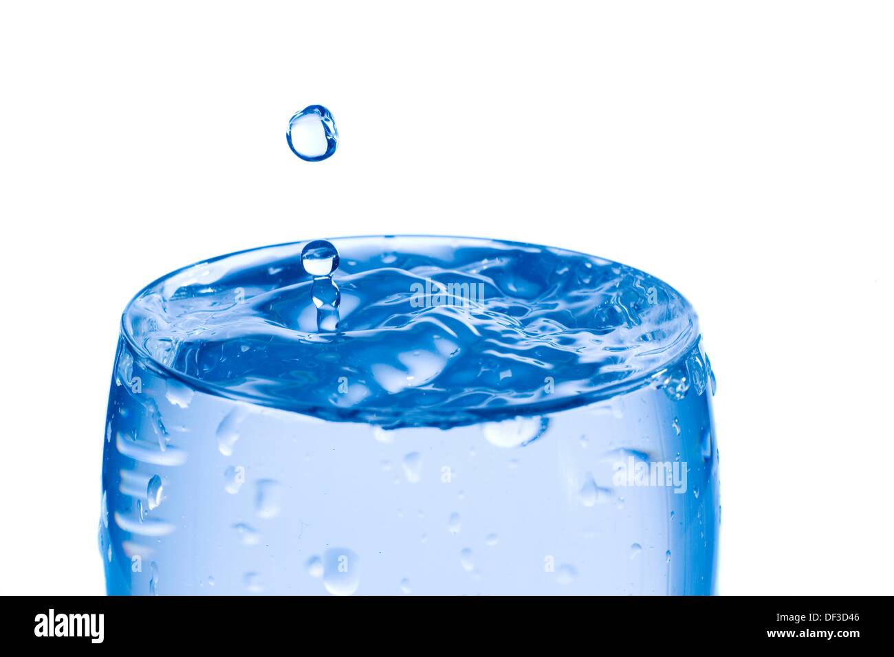 Gotas de agua en un vaso lleno de agua, fondo blanco Fotografía de stock -  Alamy