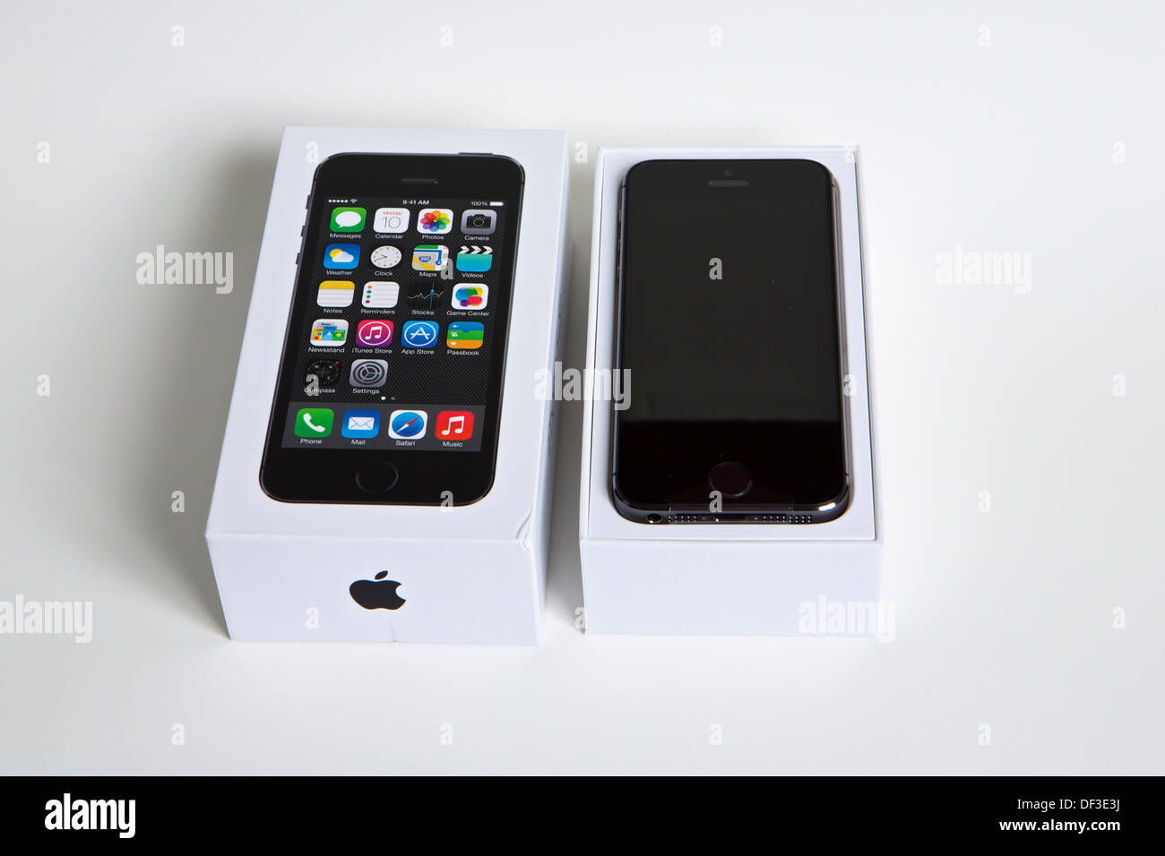 Apple iPhone 5S en envases con una caja cubierta quitada Fotografía de  stock - Alamy