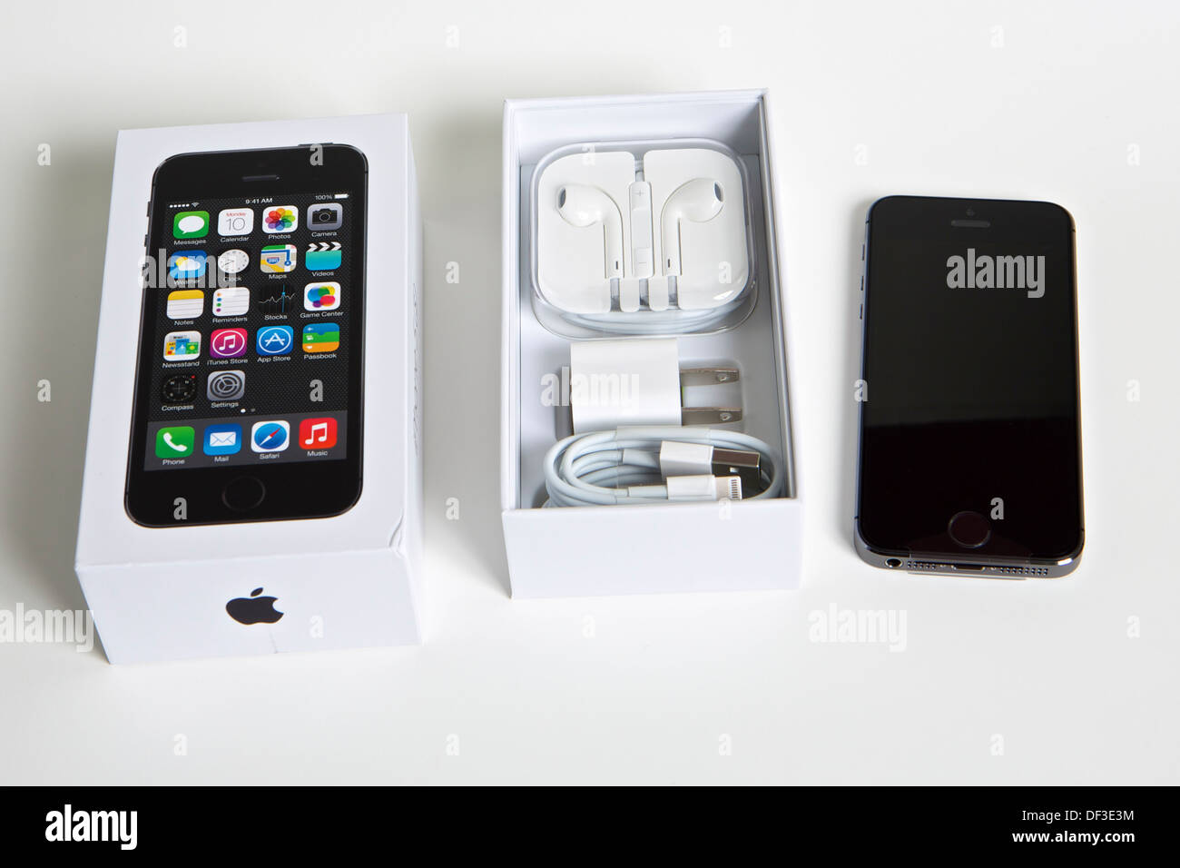 Apple iPad y accesorios producto en caja de embalaje y envasado en  plástico. Aislado sobre fondo negro Fotografía de stock - Alamy