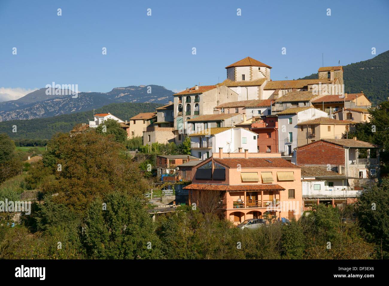 Tortella, centro urbano y la iglesia de Santa Maria, la Garrotxa, Girona,  Cataluña, España Foto & Imagen De Stock: 60928510 - Alamy