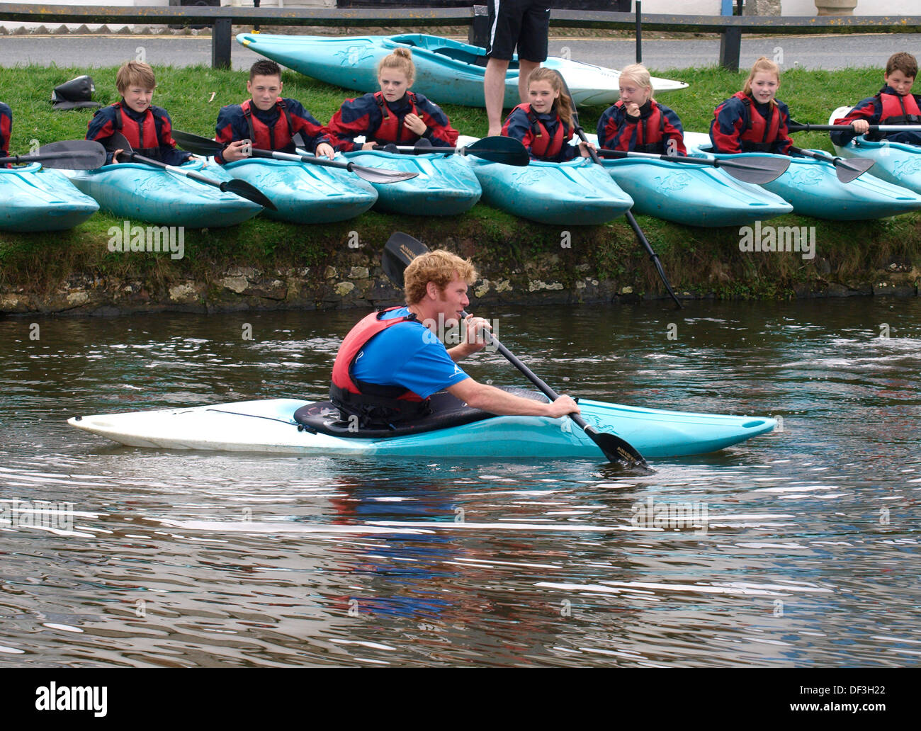 Los niños siendo instruidos sobre como kayak, UK 2013 Foto de stock