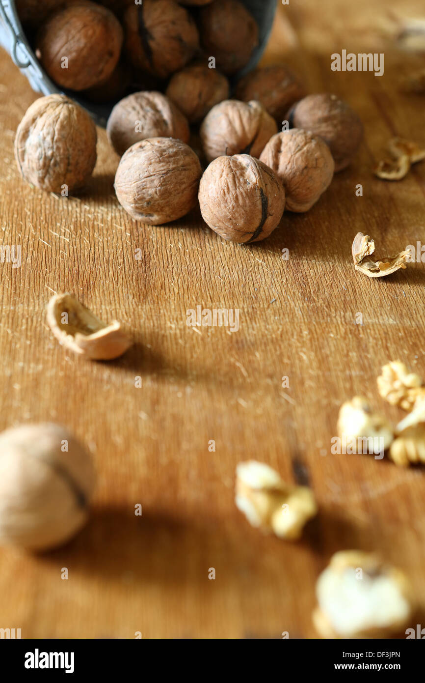Las nueces frescas en la mesa de madera, closeup Foto de stock