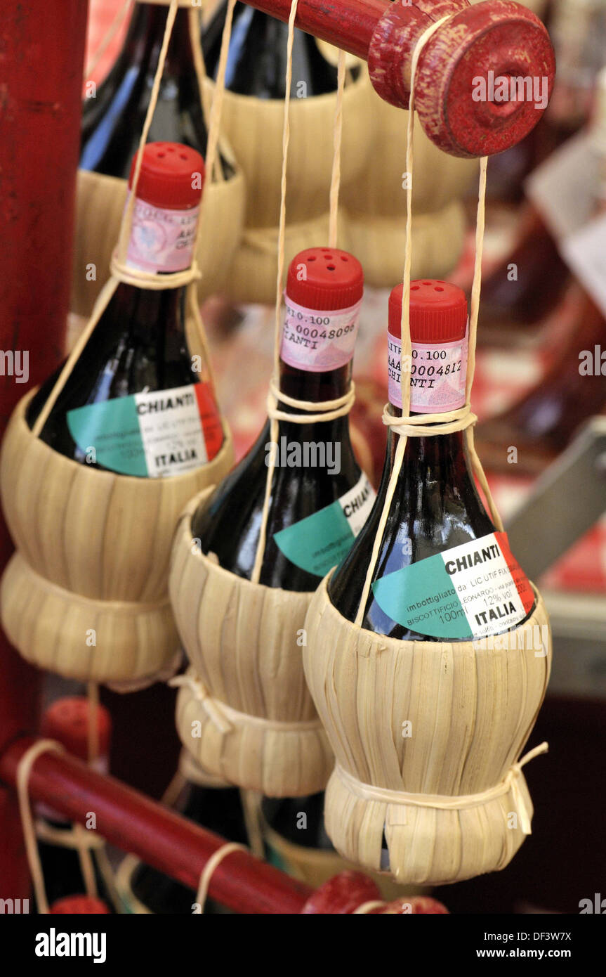 Souvenirs. Pequeñas botellas de vino. Campo dei Fiori plaza del mercado.  Roma, Italia Fotografía de stock - Alamy