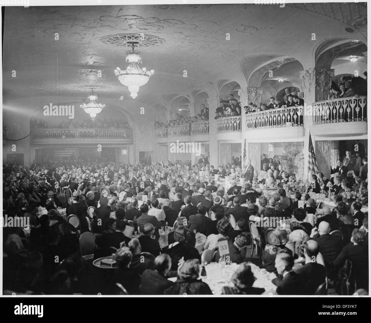 Distancia vista de sala de banquetes en la cena honrando el Presidente Truman y el Vicepresidente Alben Barkley en la... 200017, Foto de stock
