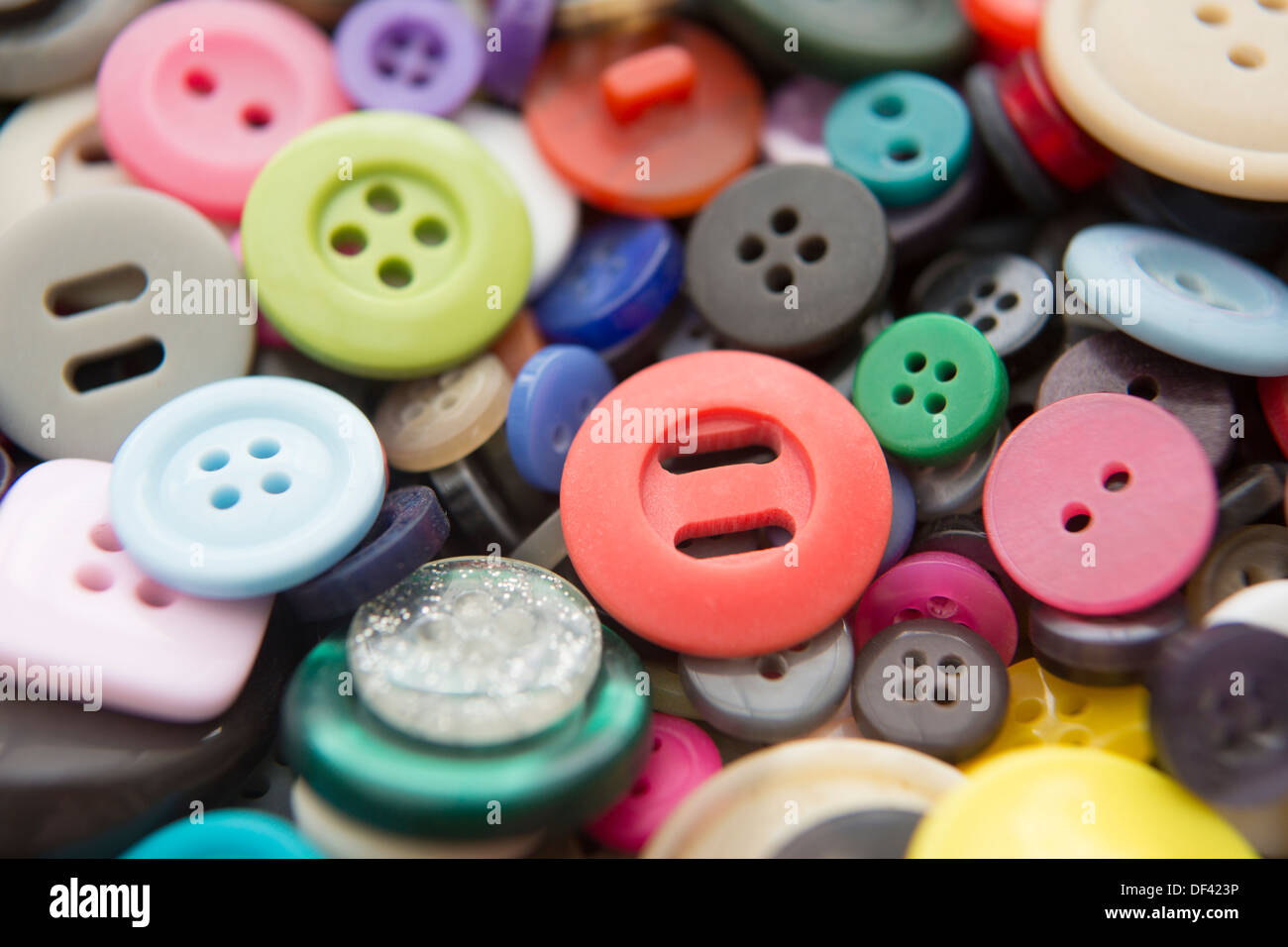 Vista de fotograma completo de coloridos botones Foto de stock
