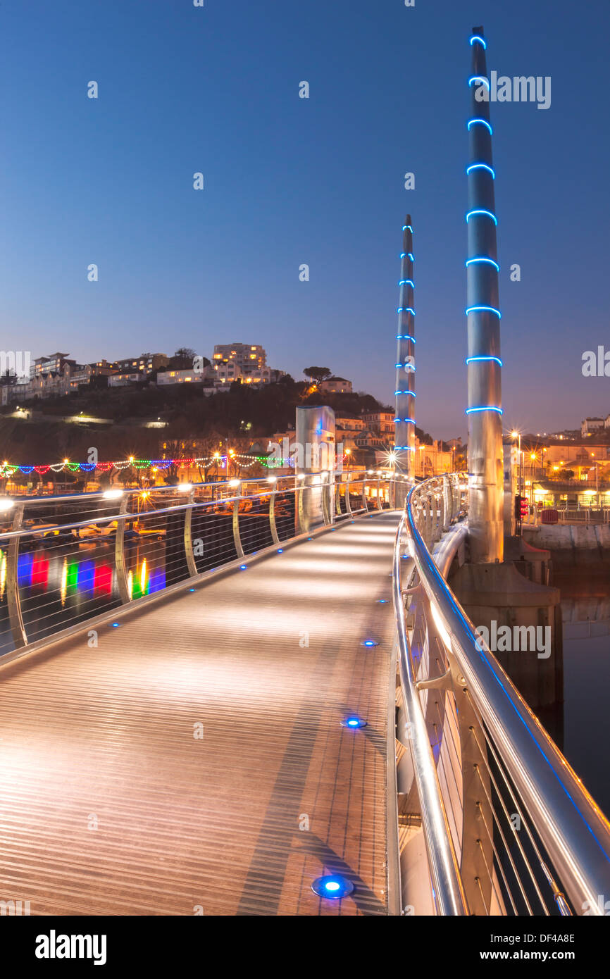 El moderno Millenium Bridge en Torquay Harbour, al anochecer. Foto de stock
