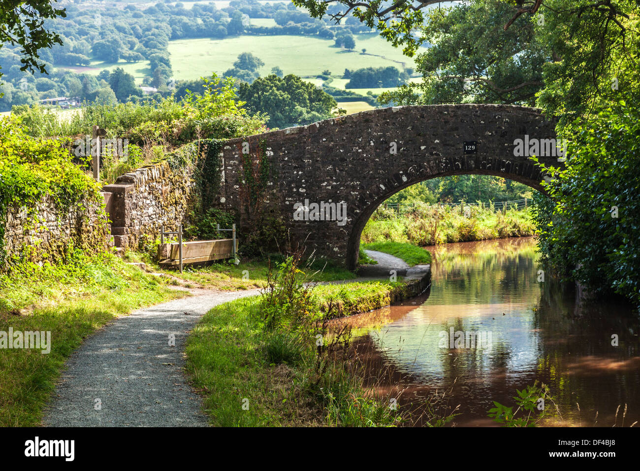 Puente de piedra sobre el Monmouthshire y Brecon Canal en Llangynidr en el Parque Nacional de Brecon Beacons. Foto de stock