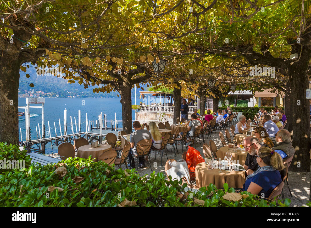 Watefront cafe en Bellagio, Lago de Como, en Lombardía, Italia Foto de stock