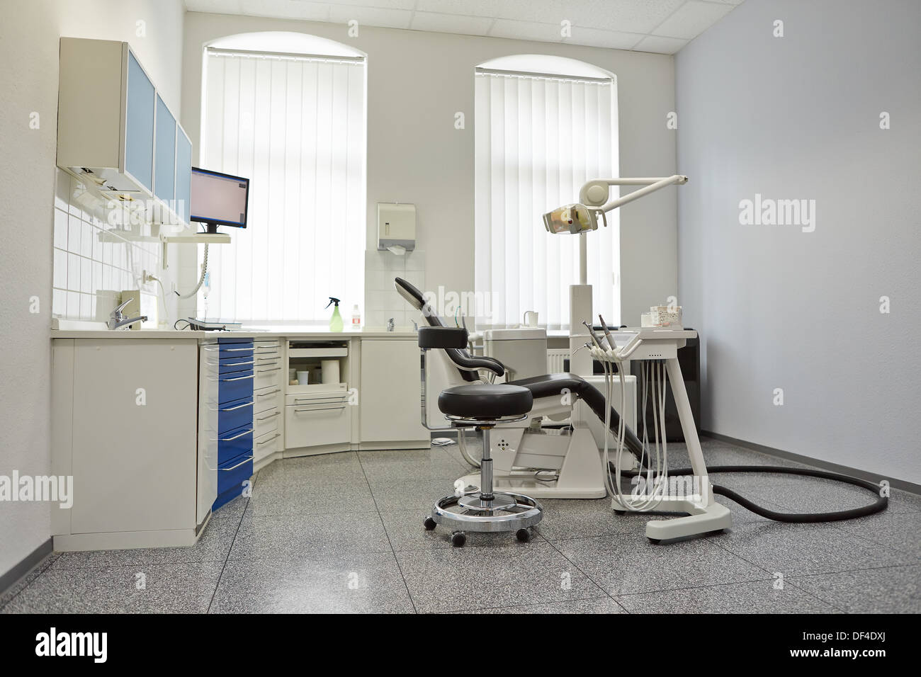 Moderna y luminosa sala de tratamiento en la clínica odontológica con sillón dental Foto de stock