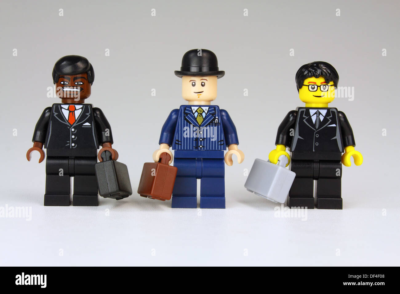 Grupo de empresarios internacionales en Lego Foto de stock