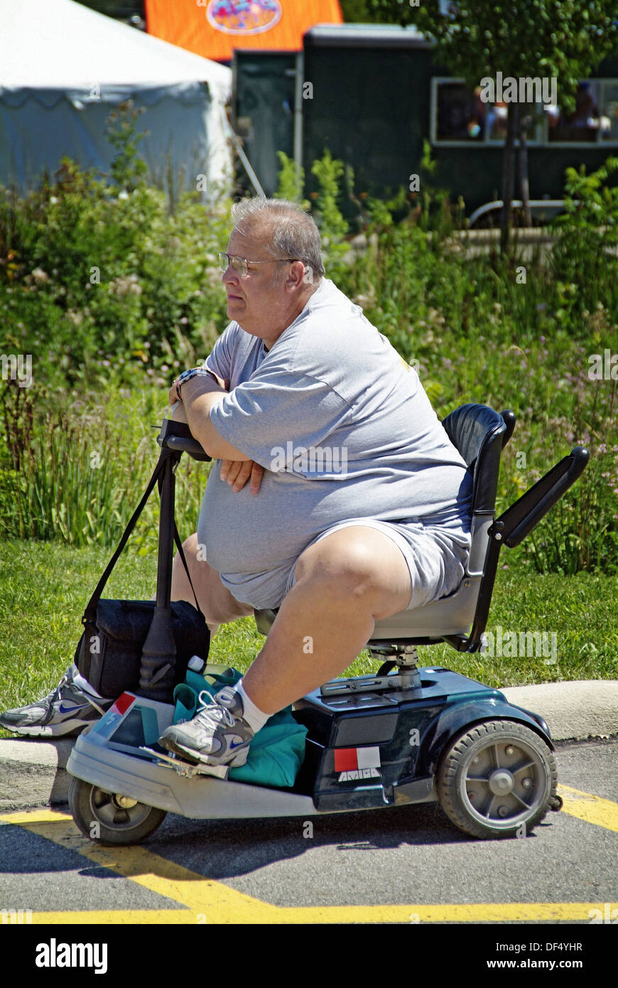 Obese wheelchair fotografías e imágenes de alta resolución - Alamy