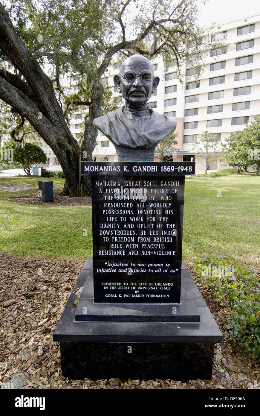 Estatua Busto del indio Mohandas Mahatma Gandi en Eola Park. El centro de Orlando. Florida. Ee.Uu.. Foto de stock