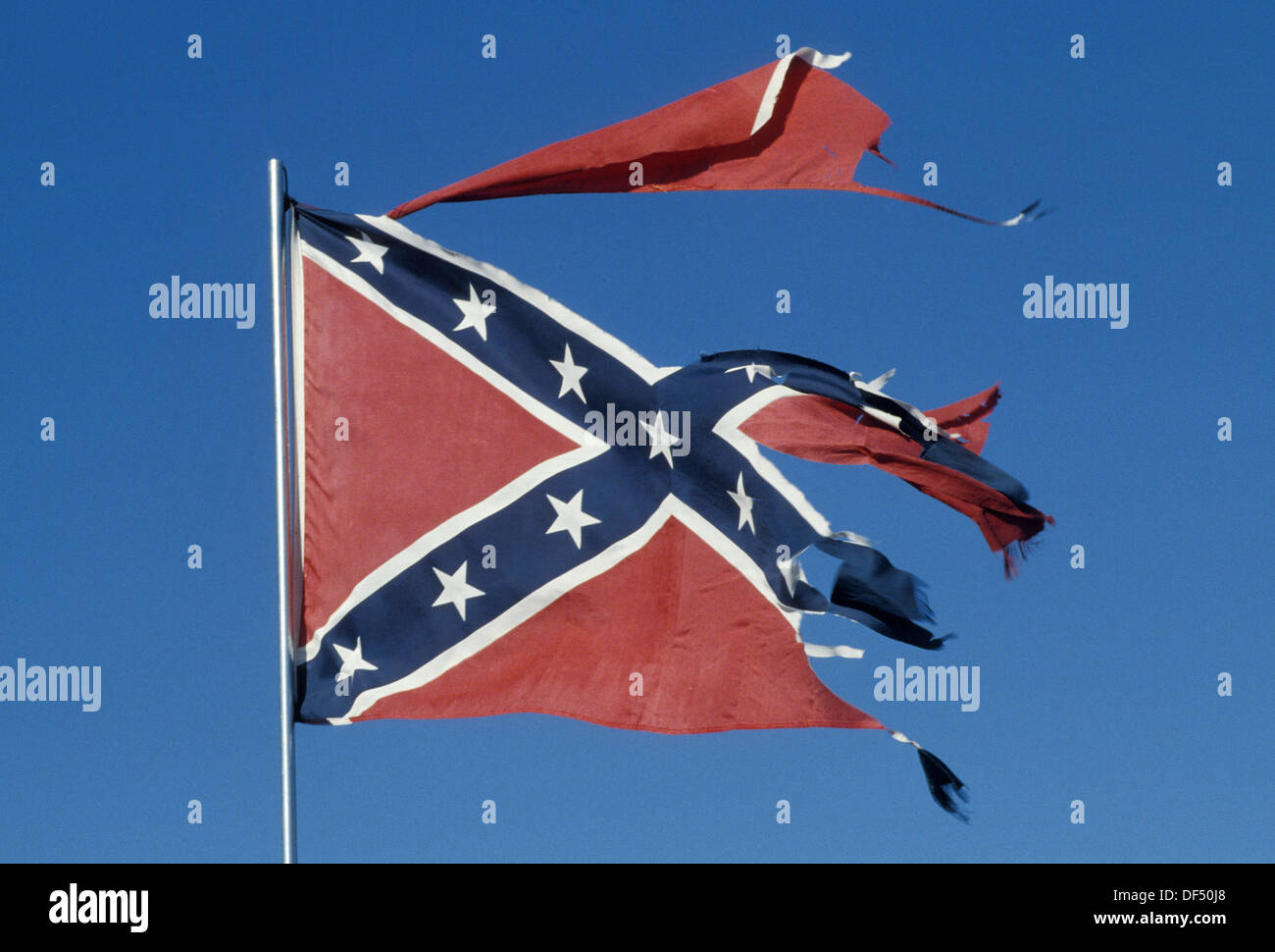 Desgarrado y desbaratada bandera confederada Foto de stock
