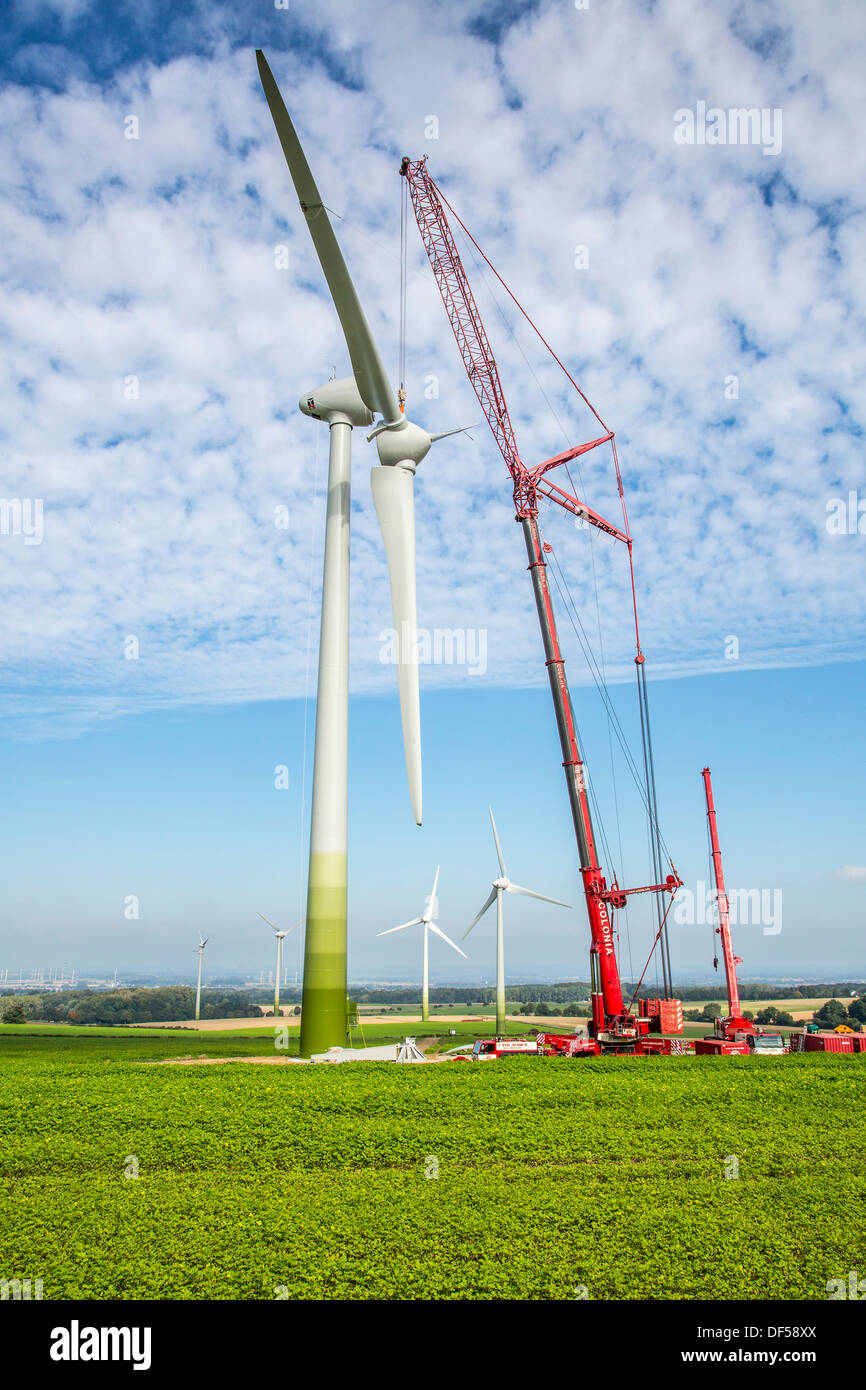 La construcción, la instalación de una turbina eólica. Los aerogeneradores,  el parque eólico, Parque. La energía eólica, la energía eólica, la obra de  construcción Fotografía de stock - Alamy