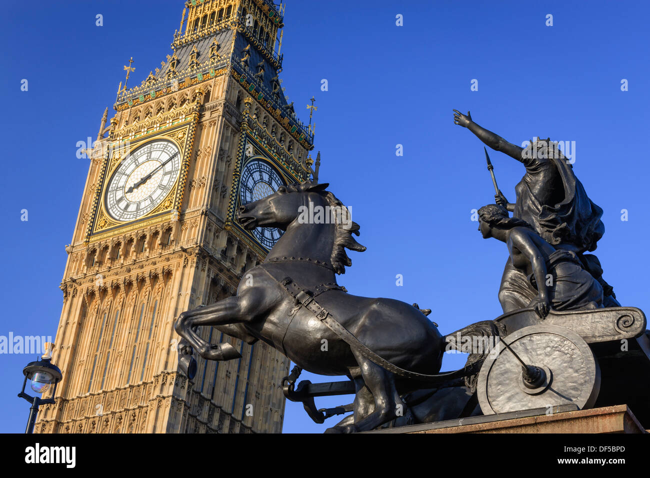 El Big Ben y Westminster's Horse Boadicea Londres Inglaterra Foto de stock