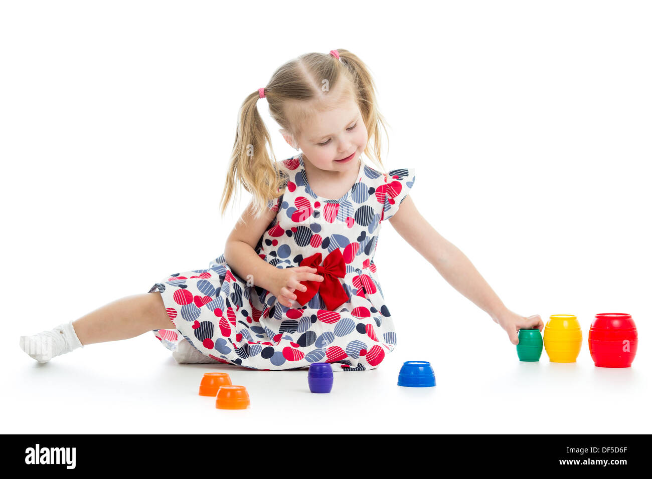 LOS JUGUETES SON PROPIEDAD LANZADO. Niña De Bebé (9 Meses) Jugando Con  Bloques De Juguete. Aislados En Blanco. Fotos, retratos, imágenes y  fotografía de archivo libres de derecho. Image 5943531