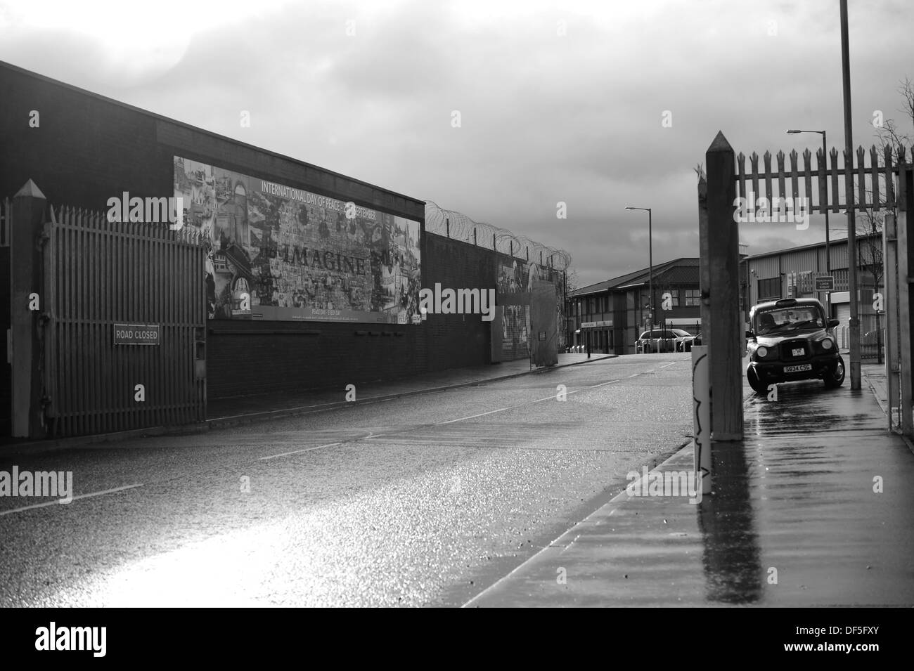 Northumberland Street, Checkpoint entre Falls Road y Shankill Road, en el oeste de Belfast, Reino Unido. Foto de stock